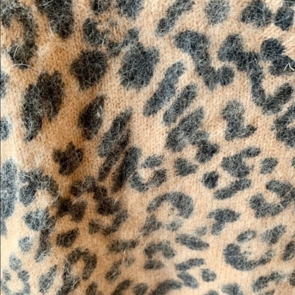 ✨✨Michael Kors Angora V-Neck Leopard Print Fuzzy Sweater ✨XS✨ - Picture 3 of 6